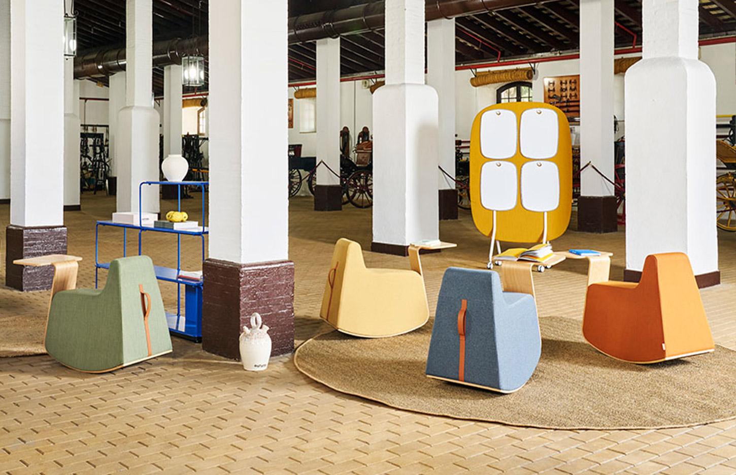 Pouf basculant rembourré en tissu avec tablette en bois - Gamme Vaccarès - France Bureau	