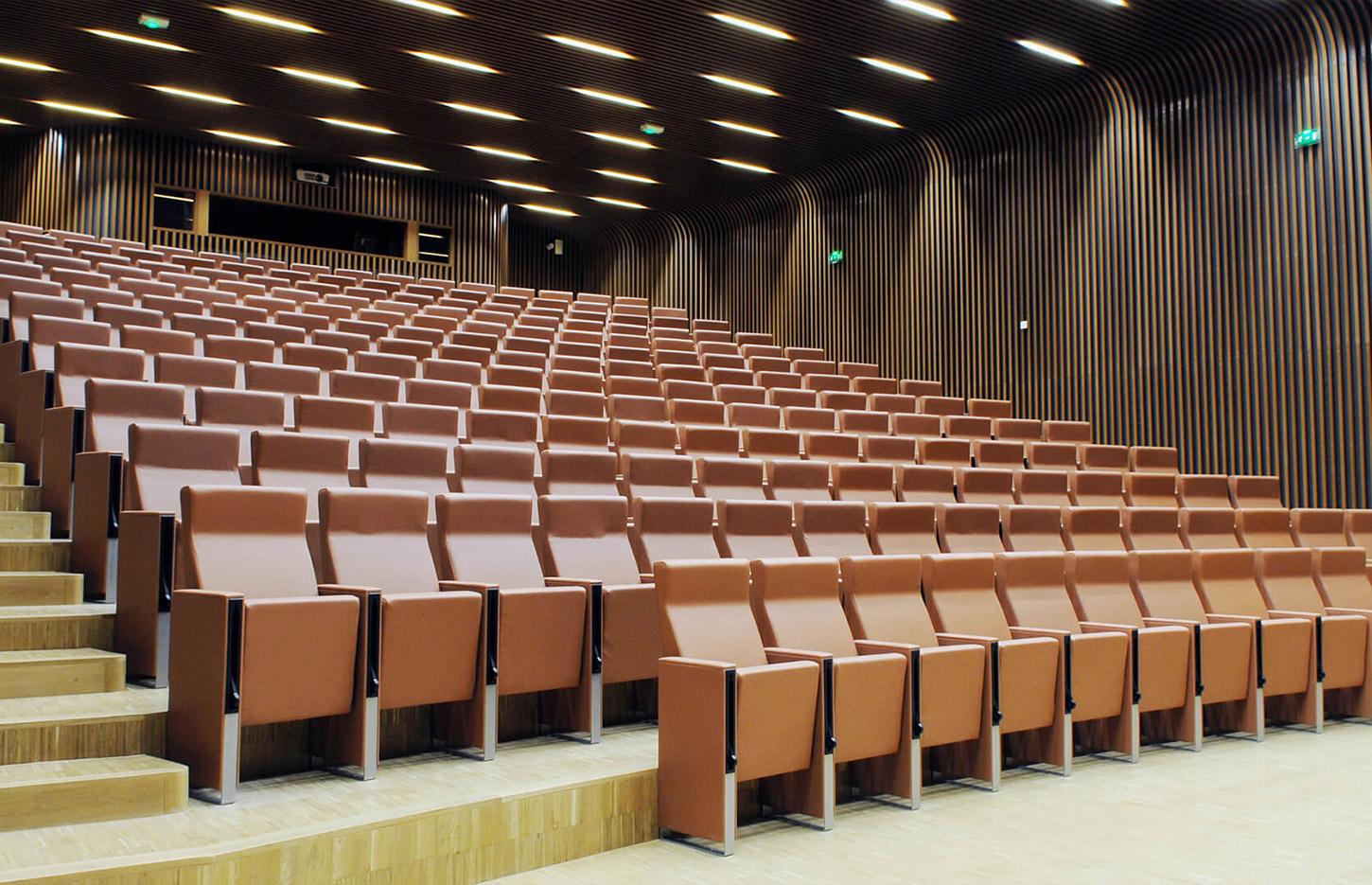 Assise pour amphithéâtre dossier haut ou mi-haut piétement plein ou ouvert, gamme Valmorel - France Bureau