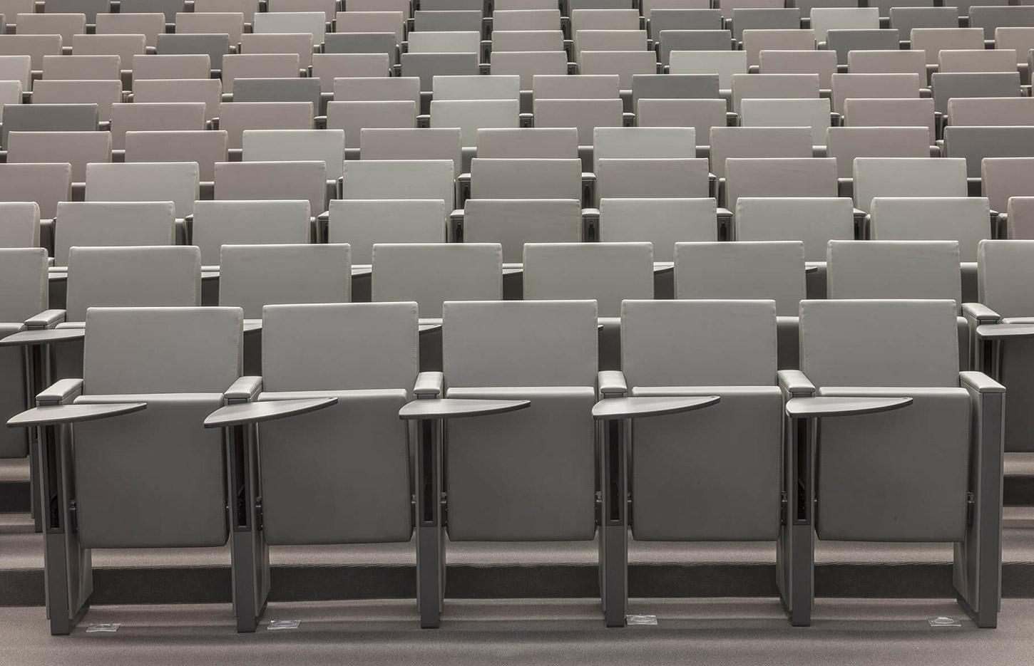 Assise pour amphithéâtre dossier haut ou mi-haut piétement plein ou ouvert, gamme Valmorel - France Bureau