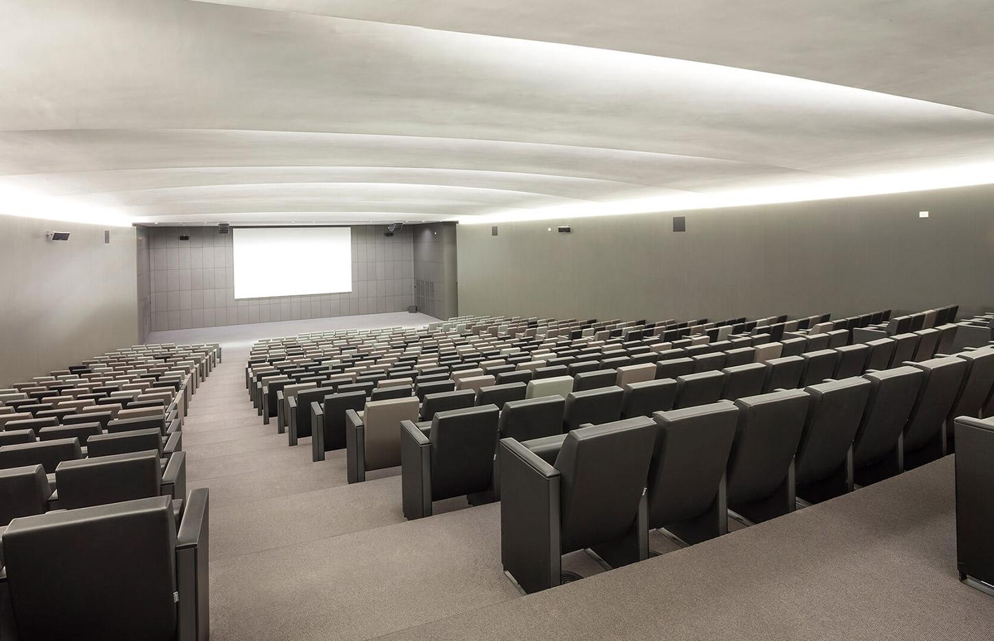 Assise pour amphithéâtre dossier haut ou mi-haut piétement plein ou ouvert, gamme Valmorel - France Bureau