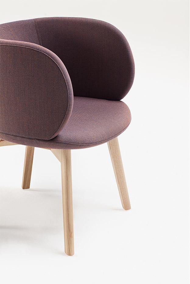 Canapé d\'accueil en tissu avec accoudoirs pieds bois ou pieds métal, gamme Villarino canapé - France Bureau
