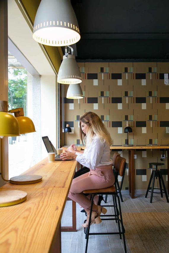 Des femmes travaillant dans un espace de coworking